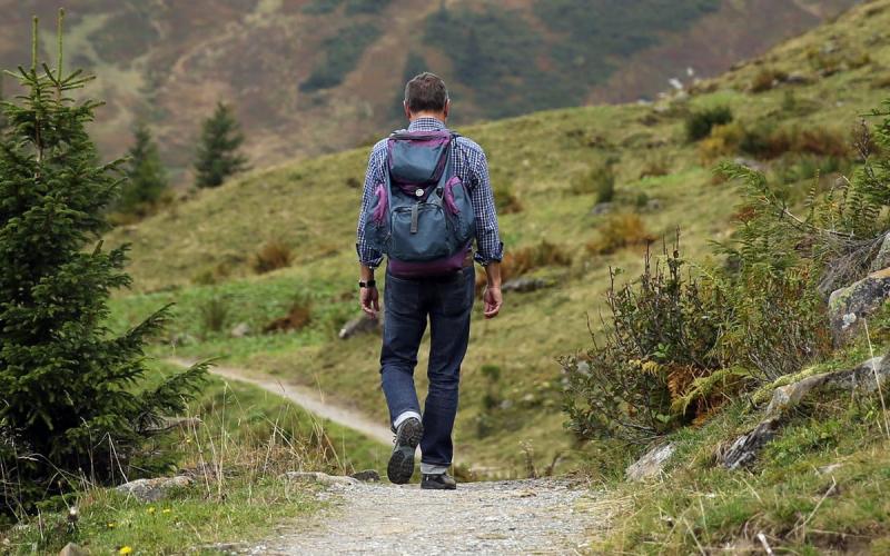 Rückengesund durch die Wandersaison