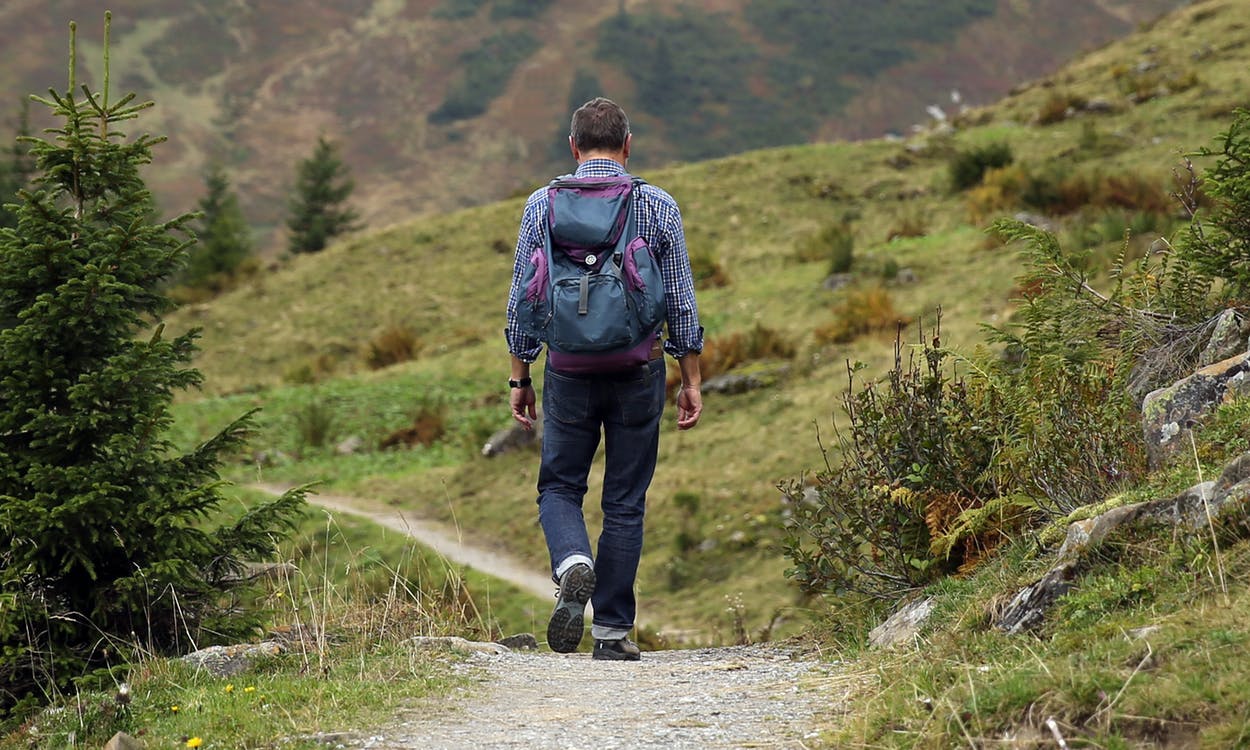 Rückengesund durch die Wandersaison